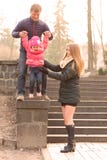 Счастливая семья с маленькой дочерью на прогулке в парке стоковое фото Счастливая семья с маленькой дочерью на прогулке в парке стоковое фото