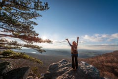 Счастливое женское hikerat саммит Аппалачи стоковые изображения rf Счастливое женское hikerat саммит Аппалачи стоковые изображения rf
