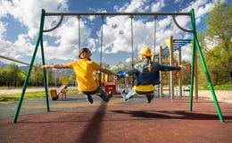 Счастливое катание пар на качаниях стоковое фото Счастливое катание пар на качаниях стоковое фото