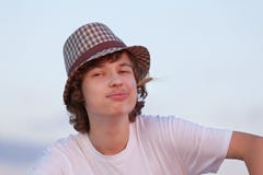 Счастливое предназначенное для подростков в шляпе в поле стоковые изображения rf Счастливое предназначенное для подростков в шляпе в поле стоковые изображения rf