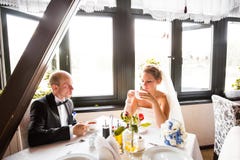 Счастливые groom и невеста совместно в кафе имея потеху Счастливые пары новобрачных на свадьбе стоковые фото Счастливые groom и невеста совместно в кафе имея потеху Счастливые пары новобрачных на свадьбе стоковые фото