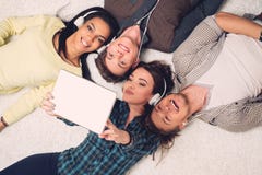 Счастливые multiracial друзья принимая selfie стоковая фотография rf Счастливые multiracial друзья принимая selfie стоковая фотография rf