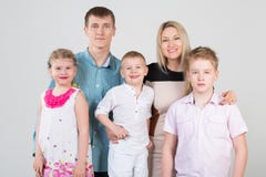 Счастливые люди семьи из пяти человек, мать обнимая сына стоковое фото Счастливые люди семьи из пяти человек, мать обнимая сына стоковое фото