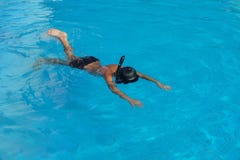 Счастливый молодой азиатский ребенк с изумлёнными взглядами заплыва подводными стоковые фото Счастливый молодой азиатский ребенк с изумлёнными взглядами заплыва подводными стоковые фото
