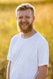 Счастливый молодой белокурый бородатый человек стоковое фото Счастливый молодой белокурый бородатый человек стоковое фото