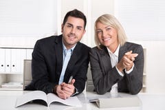 Счастливый мужчина и женское дело объединяются в команду сидеть в офисе Succe стоковое изображение rf Счастливый мужчина и женское дело объединяются в команду сидеть в офисе Succe стоковое изображение rf