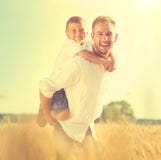 Счастливый отец и сынок имея потеху стоковое фото rf Счастливый отец и сынок имея потеху стоковое фото rf