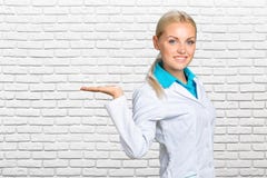 Счастливый усмехаясь молодой красивый женский доктор стоковые изображения Счастливый усмехаясь молодой красивый женский доктор стоковые изображения
