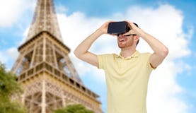 Счастливый человек в шлемофоне виртуальной реальности или стеклах 3d стоковые фотографии rf Счастливый человек в шлемофоне виртуальной реальности или стеклах 3d стоковые фотографии rf