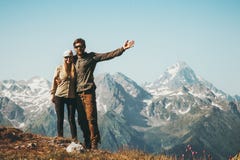 Счастливый человек и женщина пар обнимая наслаждающся ландшафтом гор стоковые фотографии rf Счастливый человек и женщина пар обнимая наслаждающся ландшафтом гор стоковые фотографии rf