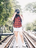 Счастливая азиатская женщина на каникулах фотографируя с камерой dslr стоковое изображение rf Счастливая азиатская женщина на каникулах фотографируя с камерой dslr стоковое изображение rf