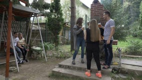 Счастливая группа в составе друзья подготавливая пиво гриля барбекю провозглашать и выпивая на партии лета внешней видеоматериал Счастливая группа в составе друзья подготавливая пиво гриля барбекю провозглашать и выпивая на партии лета внешней видеоматериал