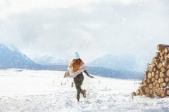 Счастливая девушка бежит вначале снег стоковые изображения Счастливая девушка бежит вначале снег стоковые изображения
