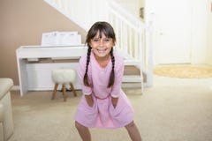 Счастливая девушка дома усмехаясь стоковые фотографии rf Счастливая девушка дома усмехаясь стоковые фотографии rf