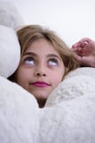 Счастливая думая девушка положенная в кожух плюшевыми медвежоатами стоковая фотография rf Счастливая думая девушка положенная в кожух плюшевыми медвежоатами стоковая фотография rf