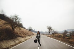 Счастливая женщина в ездах красивого серого кардигана и черной шляпы на всем пути стоковые фотографии rf Счастливая женщина в ездах красивого серого кардигана и черной шляпы на всем пути стоковые фотографии rf