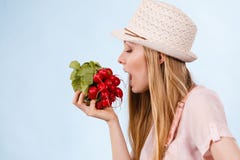 Счастливая женщина держа редиску Стоковые Изображения Счастливая женщина держа редиску Стоковые Изображения