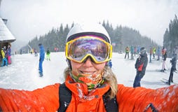 Счастливая женщина принимая selfie на зиме в прикарпатских горах стоковая фотография Счастливая женщина принимая selfie на зиме в прикарпатских горах стоковая фотография