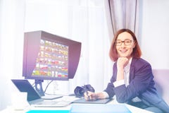 Счастливая женщина работая с графическим планшетом в офисе стоковое изображение Счастливая женщина работая с графическим планшетом в офисе стоковое изображение