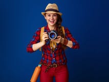 Счастливая здоровая женщина путешественника с современной камерой DSLR стоковое фото Счастливая здоровая женщина путешественника с современной камерой DSLR стоковое фото