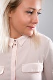 Счастливая и естественная женская белокурая модель усмехаясь в розовой рубашке стоковая фотография rf Счастливая и естественная женская белокурая модель усмехаясь в розовой рубашке стоковая фотография rf