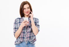 Счастливая красивая девушка используя ее прибор на белом космосе экземпляра предпосылки, изображении усмехаясь женщины брюнета ис стоковые изображения rf Счастливая красивая девушка используя ее прибор на белом космосе экземпляра предпосылки, изображении усмехаясь женщины брюнета ис стоковые изображения rf