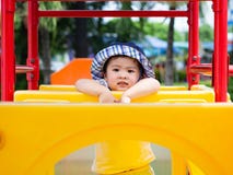 Счастливая маленькая девочка играя на спортивной площадке Дети, счастливые, Fa стоковые фото Счастливая маленькая девочка играя на спортивной площадке Дети, счастливые, Fa стоковые фото