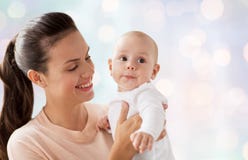 Счастливая мать с меньшим ребенком стоковые изображения Счастливая мать с меньшим ребенком стоковые изображения