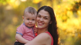 Счастливая мать с младенцем на природе Счастливая мать с младенцем на природе