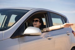 Счастливая молодая женщина управляя арендованным автомобилем в пустыне Израиля стоковые изображения Счастливая молодая женщина управляя арендованным автомобилем в пустыне Израиля стоковые изображения