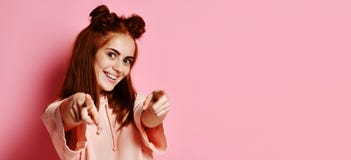 Счастливая молодая прекрасная женщина указывая на вас стоковое фото rf Счастливая молодая прекрасная женщина указывая на вас стоковое фото rf