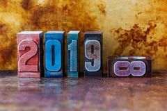 счастливая открытка Нового Года 2019 Красочные зимние отдыхи символа чисел letterpress Творческий ретро xmas дизайна стиля стоковая фотография счастливая открытка Нового Года 2019 Красочные зимние отдыхи символа чисел letterpress Творческий ретро xmas дизайна стиля стоковая фотография