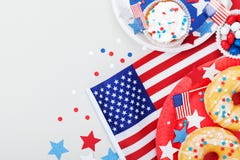 Счастливая предпосылка 4-ое июля Дня независимости при американский флаг украшенный сладостных еды, звезд и confetti Таблица праз стоковые фото Счастливая предпосылка 4-ое июля Дня независимости при американский флаг украшенный сладостных еды, звезд и confetti Таблица праз стоковые фото