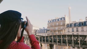 Счастливая профессиональная женщина фотографа в красном платье принимая фото взгляда Эйфелевой башни в Париже с винтажной камерой акции видеоматериалы Счастливая профессиональная женщина фотографа в красном платье принимая фото взгляда Эйфелевой башни в Париже с винтажной камерой акции видеоматериалы