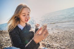 Счастливая расслабленная молодая женщина размышляя в представлении йоги на пляже стоковые изображения Счастливая расслабленная молодая женщина размышляя в представлении йоги на пляже стоковые изображения