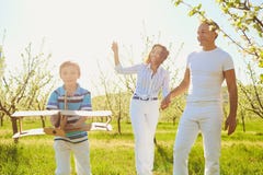 Счастливая семья с outdoors ребенка летом стоковая фотография Счастливая семья с outdoors ребенка летом стоковая фотография