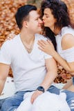 Счастливая семья с меньшим милым ребенком в парке на желтых лист с стоковые фото Счастливая семья с меньшим милым ребенком в парке на желтых лист с стоковые фото