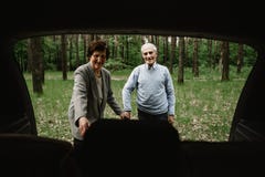 Счастливая старшая семья внутри нового автомобиля стоковое фото Счастливая старшая семья внутри нового автомобиля стоковое фото