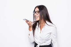 Счастливая уверенная коммерсантка говоря на мобильном сотовом телефоне на громкоговорителе изолированном на белой предпосылке стоковое изображение rf Счастливая уверенная коммерсантка говоря на мобильном сотовом телефоне на громкоговорителе изолированном на белой предпосылке стоковое изображение rf