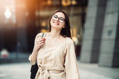 Счастливая усмехаясь бизнес-леди в стеклах выведенных из о новом положении работы стоковое изображение Счастливая усмехаясь бизнес-леди в стеклах выведенных из о новом положении работы стоковое изображение