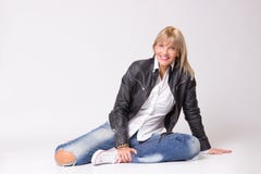 Счастливая усмехаясь зрелая женщина 40s кладя на одежды пола вскользь стоковые изображения rf Счастливая усмехаясь зрелая женщина 40s кладя на одежды пола вскользь стоковые изображения rf