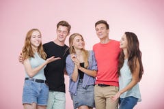 Счастливая усмехаясь молодая группа в составе друзья стоя совместно говоря и смеясь Лучшие други стоковые фотографии rf Счастливая усмехаясь молодая группа в составе друзья стоя совместно говоря и смеясь Лучшие други стоковые фотографии rf