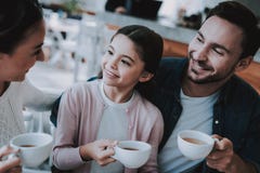 Счастливое Doughter фарфор dishes свежее время чая клубник фарфора счастливо совместно Кафе стоковые фотографии rf Счастливое Doughter фарфор dishes свежее время чая клубник фарфора счастливо совместно Кафе стоковые фотографии rf