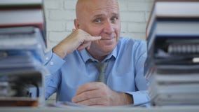 Счастливое изображение предпринимателя делает звонком меня жесты рукой стоковые фотографии rf Счастливое изображение предпринимателя делает звонком меня жесты рукой стоковые фотографии rf