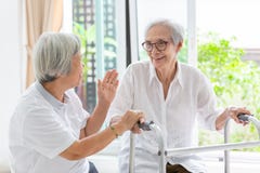 Счастливые 2 азиатских старших друз женщин держа руки для заботы, поддержки и потехи говоря, времени совместно, старые люди усмех стоковое изображение Счастливые 2 азиатских старших друз женщин держа руки для заботы, поддержки и потехи говоря, времени совместно, старые люди усмех стоковое изображение