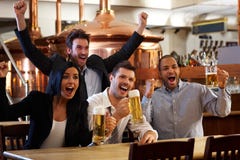Счастливые вентиляторы миря TV в веселить pub стоковое изображение rf Счастливые вентиляторы миря TV в веселить pub стоковое изображение rf