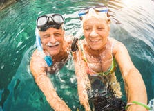 Счастливые выбытые пары принимая selfie в тропическом отклонении моря стоковое фото Счастливые выбытые пары принимая selfie в тропическом отклонении моря стоковое фото