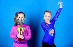 Счастливые дети с чашкой чемпиона золота победа предназначенных для подростков девушек Победители в конкуренции Акробатика и гимн стоковые изображения rf Счастливые дети с чашкой чемпиона золота победа предназначенных для подростков девушек Победители в конкуренции Акробатика и гимн стоковые изображения rf