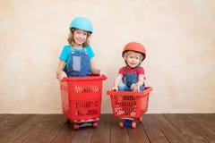 Счастливые дети управляя автомобилем игрушки дома стоковые изображения Счастливые дети управляя автомобилем игрушки дома стоковые изображения