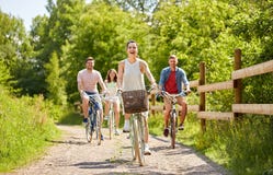Счастливые друзья ехать фиксированная шестерня bicycles в лете стоковые фото Счастливые друзья ехать фиксированная шестерня bicycles в лете стоковые фото